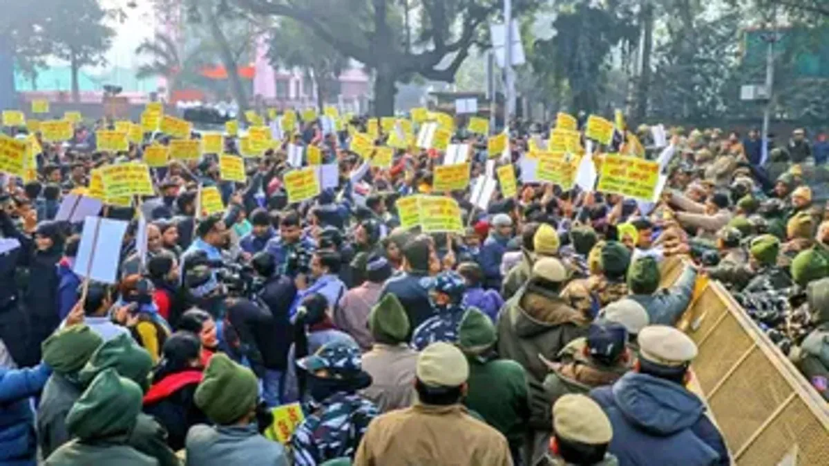 दिल्ली में झुग्गियों को हटाने को लेकर AAP का विरोध - India TV Hindi