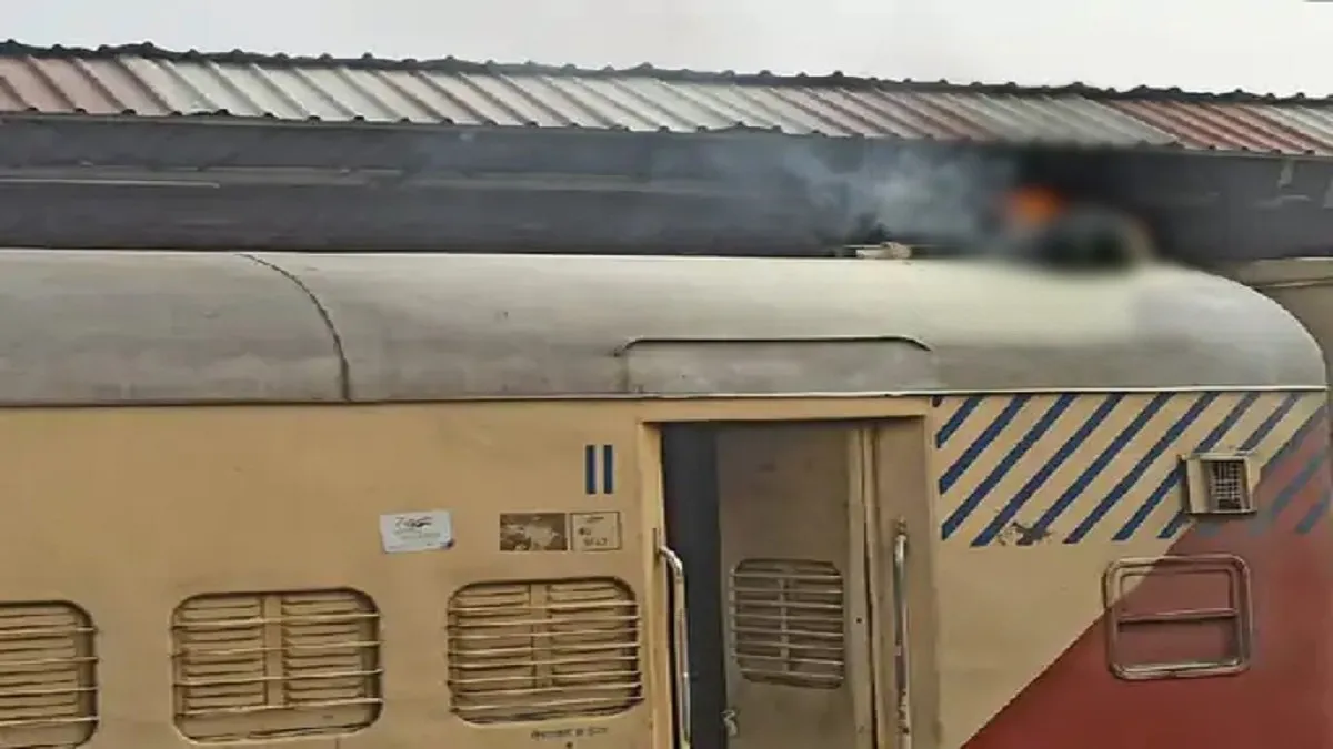 ट्रेन की बोगी पर जिंदा...- India TV Hindi