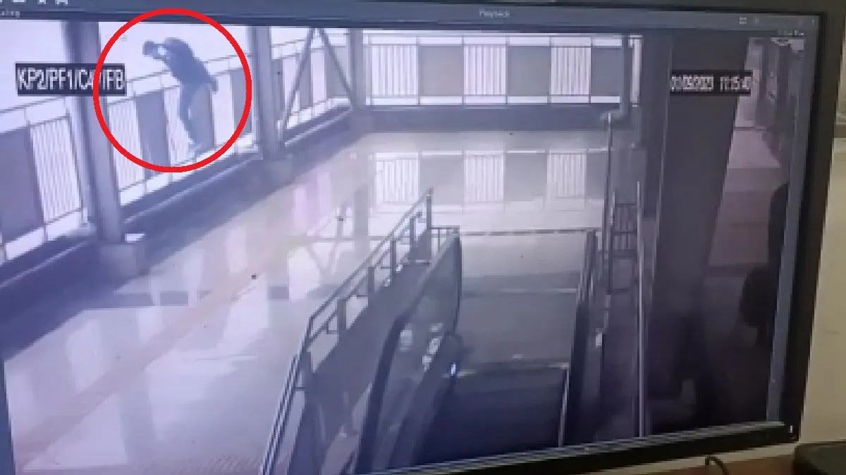 मेट्रो स्टेशन से कूदने का छात्र का वीडियो- India TV Hindi