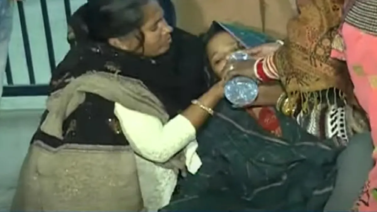 रोते हुए मृतक के परिजन- India TV Hindi