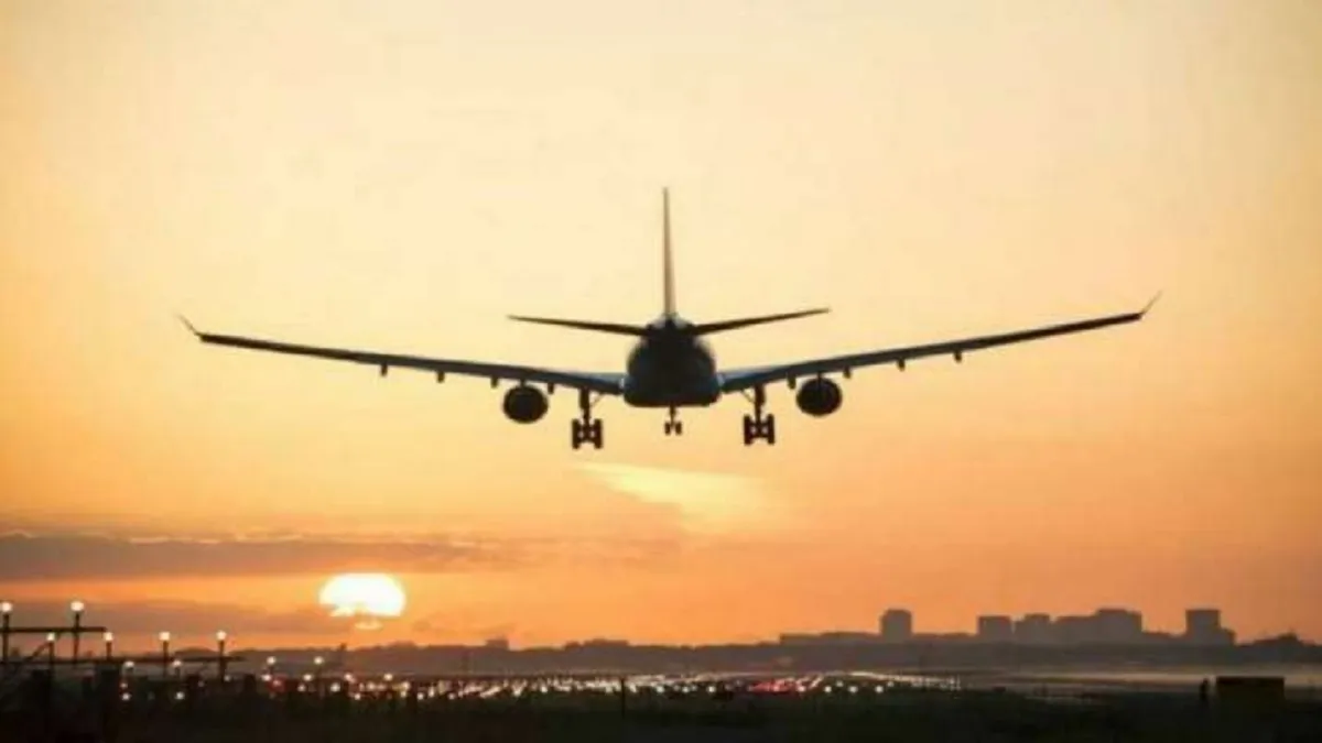 Gujarat Emergency landing of flight- India TV Hindi