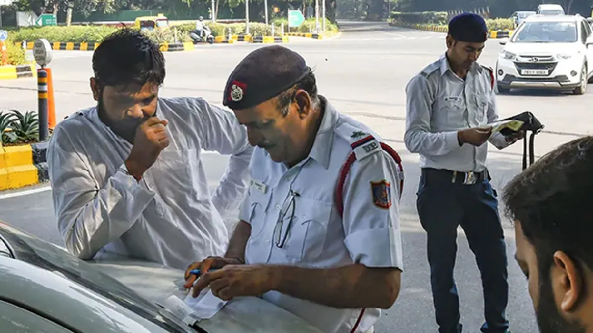 नए साल के पहले दिल्ली ट्रैफिक पुलिस ने जमकर काटे चालान- India TV Hindi