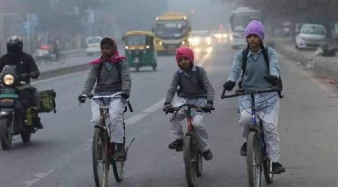 कड़कड़ाती ठंड के कारण भोपाल के सभी स्कूलों का समय बदल दिया गया है।- India TV Hindi