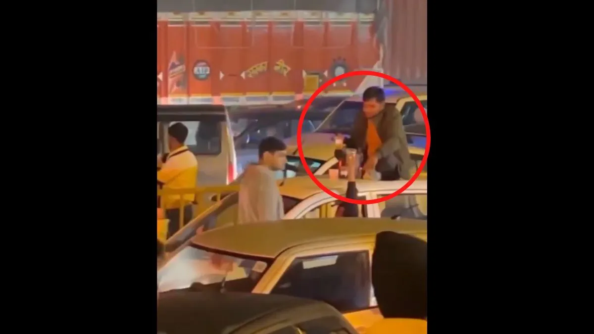 video viral of drinking alcohol in traffic- India TV Hindi