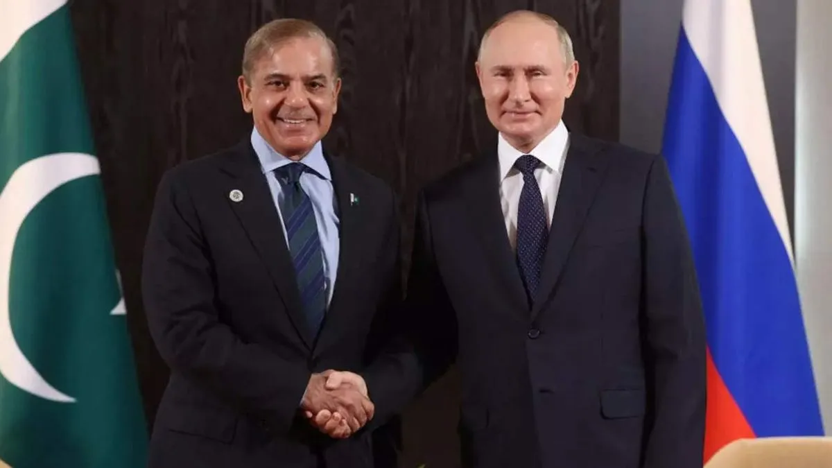 पाकिस्तान के पीएम शहबाज शरीफ (बाएं) रूसी राष्ट्रपति पुतिन के साथ- India TV Hindi