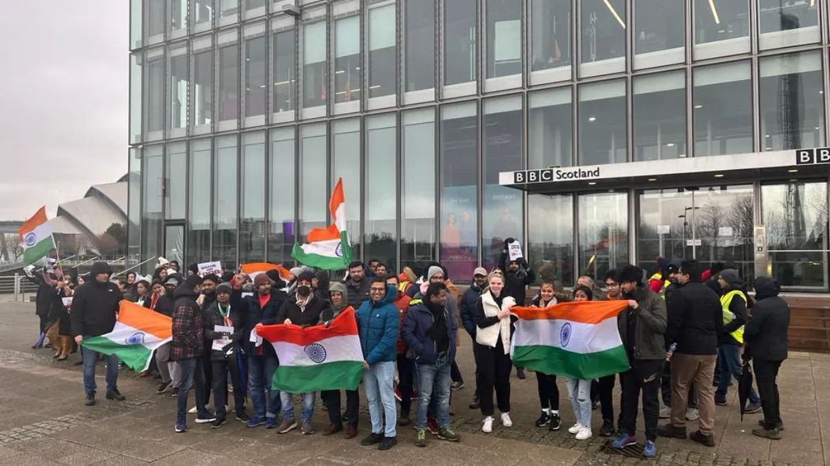ब्रिटेन में बीबीसी की गुजरात दंगों पर बनी पक्षपातपूर्ण डॉक्यूमेंट्री का विरोध करते भारतीय - India TV Hindi