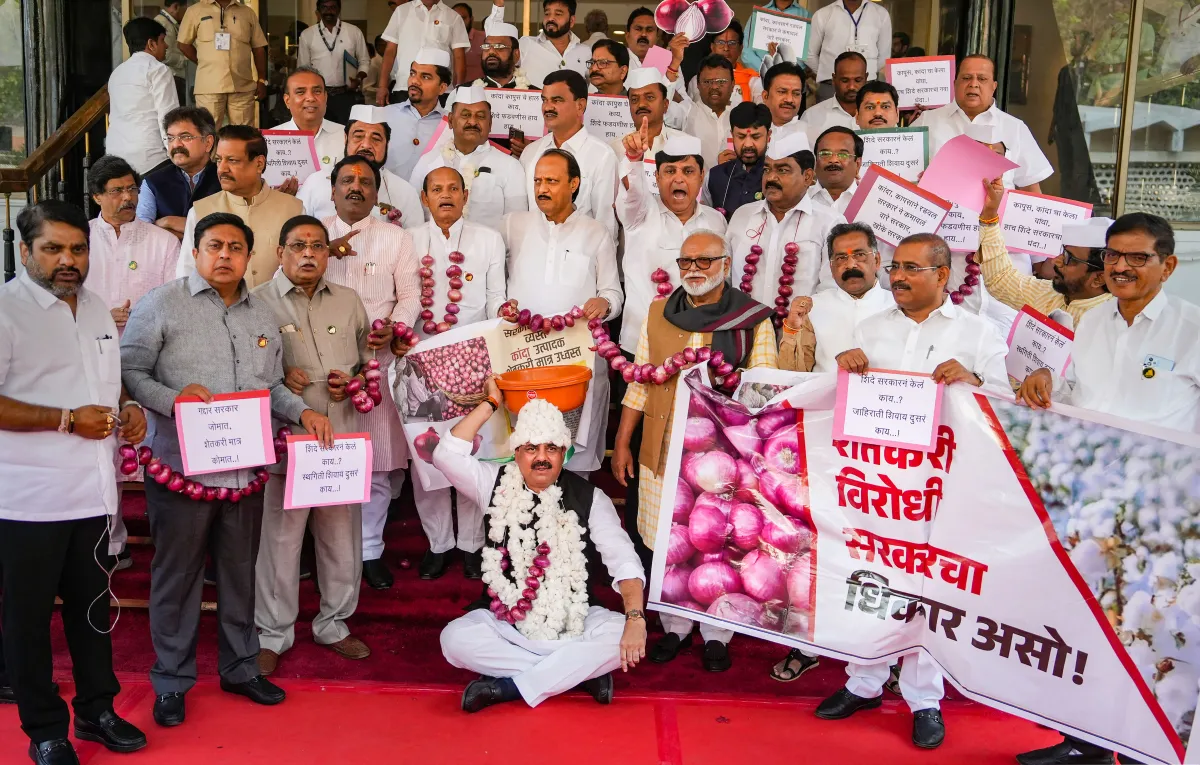 Farmers frustrated due to reduction in prices of onion and other crops in Maharashtra MVA protested - India TV Hindi