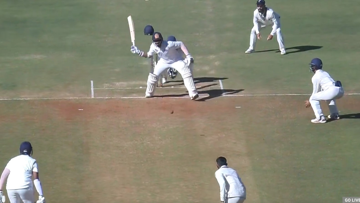 हनुमा विहारी की कलाई टूटी पर हिम्मत नहीं, एक हाथ से बल्लेबाजी करने उतरे  मैदान में, देखें VIDEO - India TV Hindi