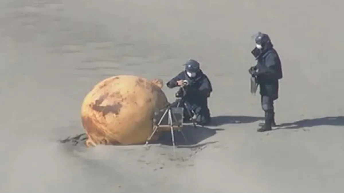 जापान में समुद्र किनारे मिली रहस्यमयी लोहे की विशाल बॉल- India TV Hindi