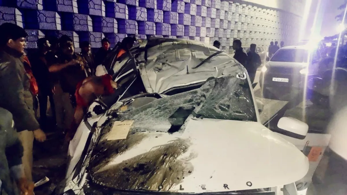 bolero car fell down from flyover in lucknow- India TV Hindi