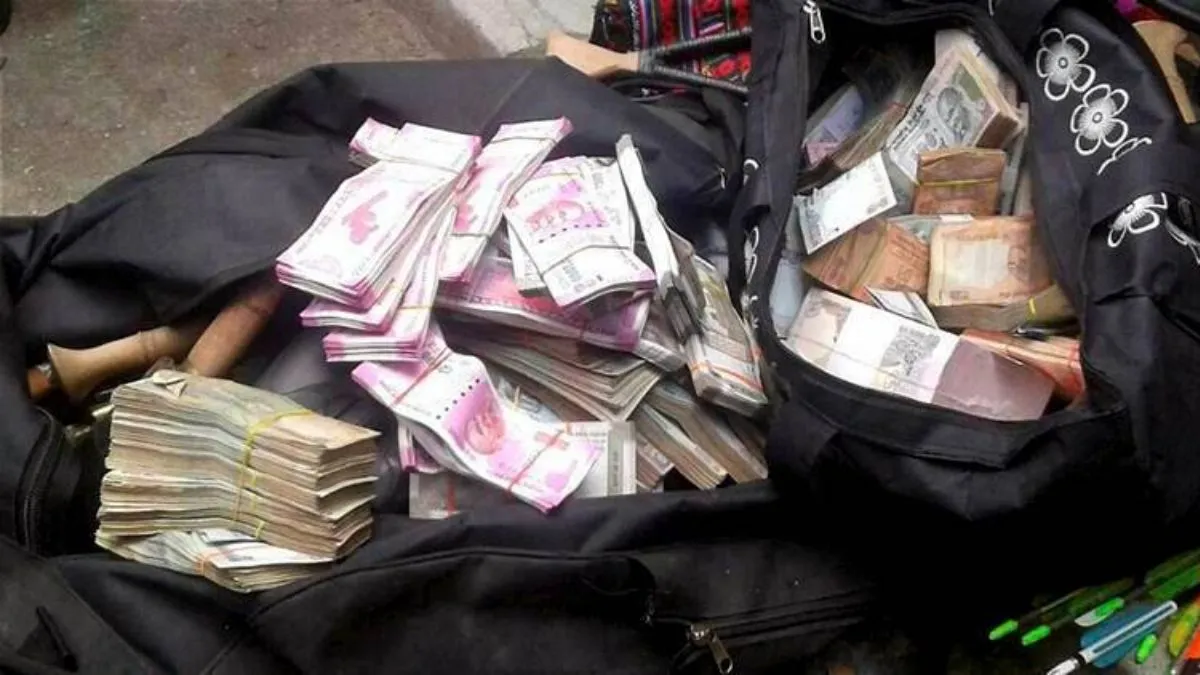 व्यवसायी के घर से दो बैग में भरा पैसा और जेवर ले गए थे फर्जी अफसर- India TV Hindi