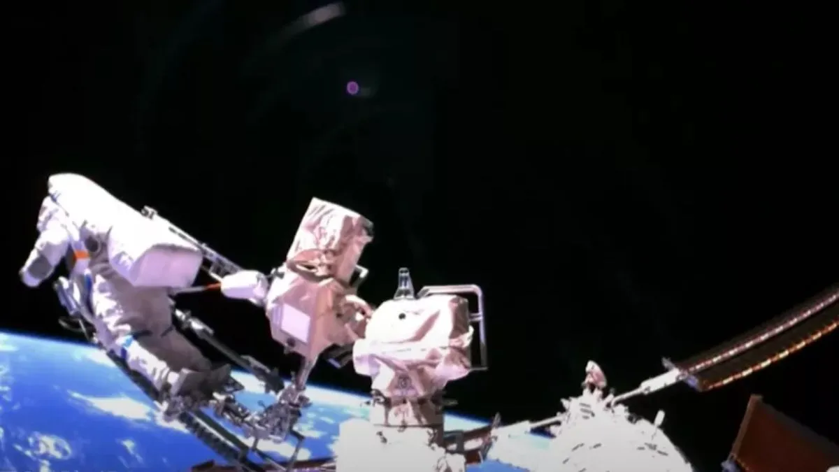 अंतरिक्ष में चीनी वैज्ञानिक स्पेस वॉक करते हुए (फाइल)- India TV Hindi