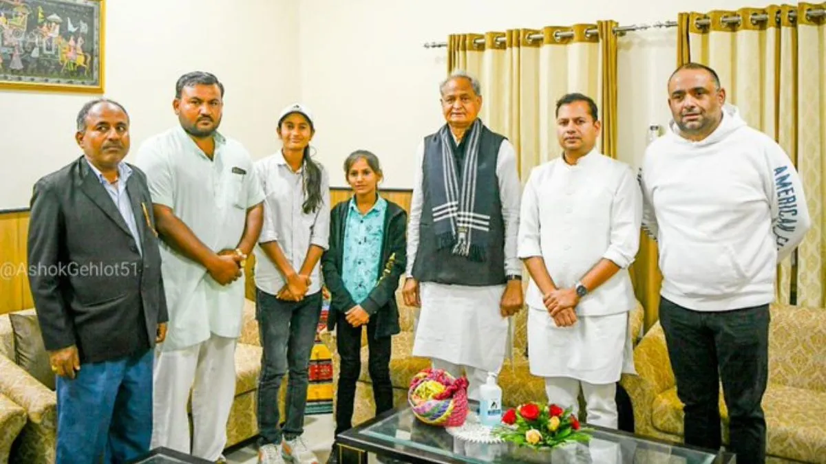मूमल मेहर से राजस्थान के मुख्यमंत्री अशोक गहलोत ने मुलाकात की।- India TV Hindi