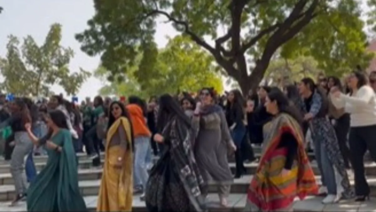 स्टूडेंट्स के साथ डांस करते हुए प्रोफेसर्स।- India TV Hindi