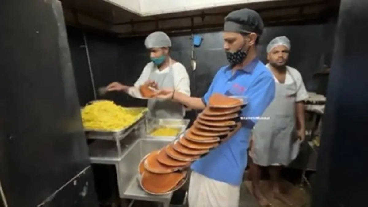 एक हाथ में 16 डोसे के प्लेट्स रखकर सर्व कर रहा था वेटर।- India TV Hindi