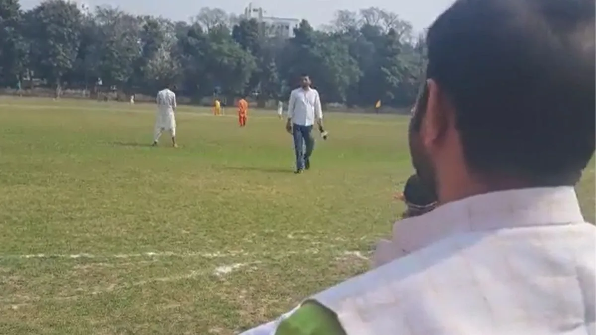Viral video of cricket in dhoti-kurta- India TV Hindi