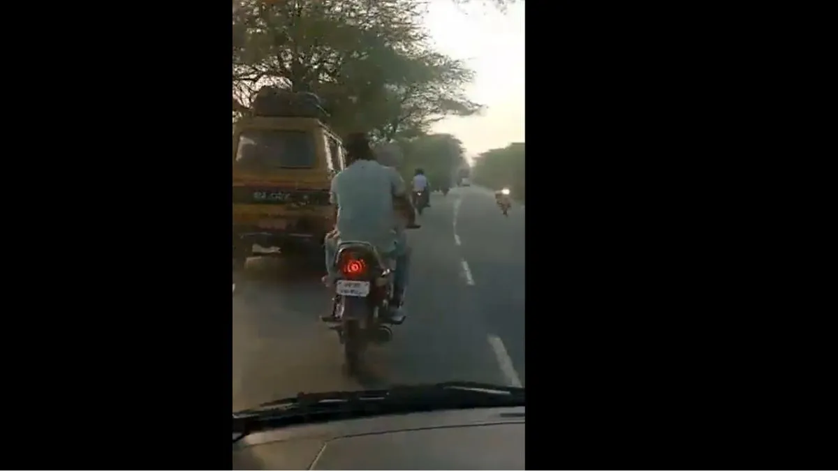 Viral video of romance on bike hardoi- India TV Hindi