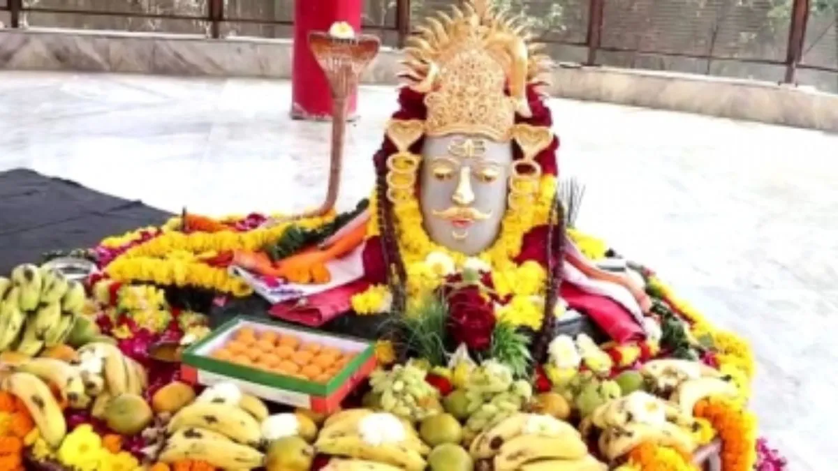 अमेरिकी डॉक्टर महिला ने डासना मंदिर में भगवान शंकर को चढ़ाया सोने का मुकुट- India TV Hindi