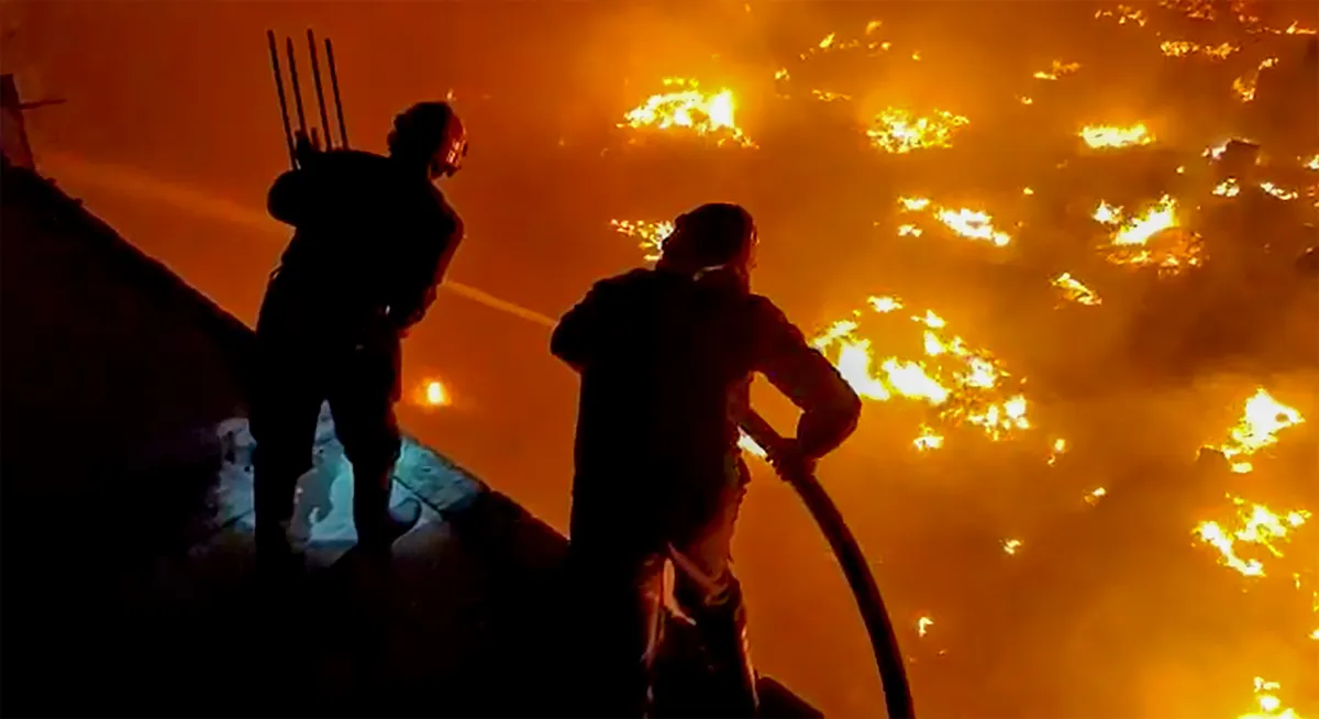 इंडोनेशिया के तेल डिपो में लगी भीषण आग बुझाते कर्मी (फाइल)- India TV Hindi