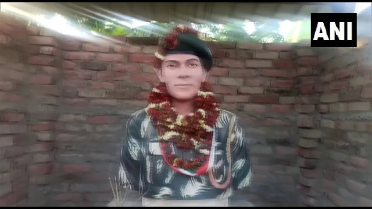 शहीद सैनिक का स्मारक- India TV Hindi