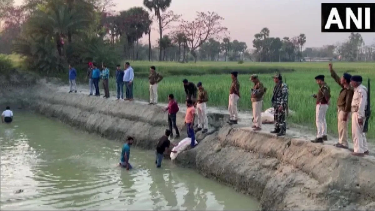 बिहार के वैशाली में तालाब से मिली शराब- India TV Hindi