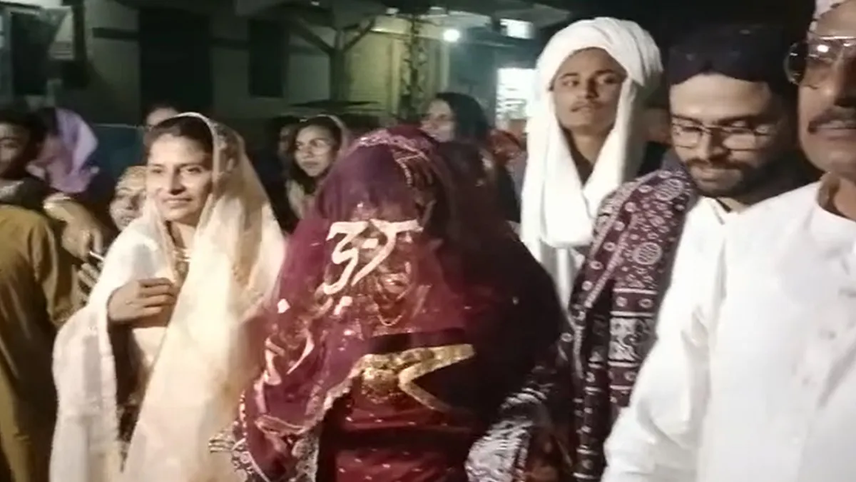 पाकिस्तान में महंगाई पर नए शादीशुदा जोड़े ने किया अनोखा प्रदर्शन- India TV Hindi