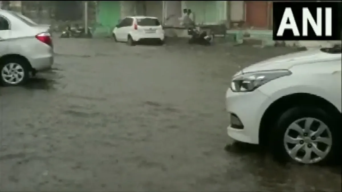 गुजरात में भारी बारिश से सड़कों पर जलजमाव हो गया।- India TV Hindi