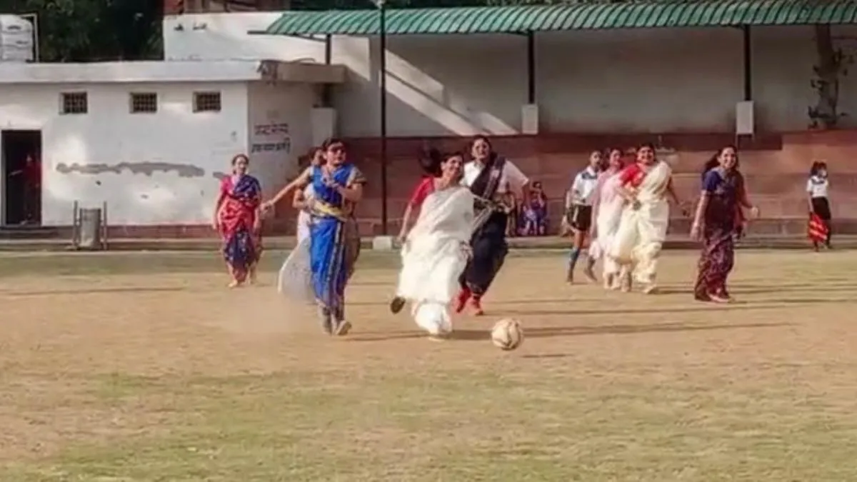 साड़ी में फुटबॉल खेलते हुए नजर आईं महिलाएं।- India TV Hindi