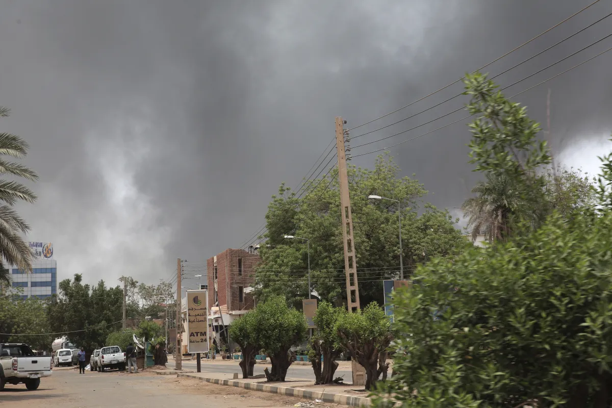 सूडान में अर्धसैनिक बलों और सेना के संघर्ष के दौरान आसमान में छाया धुआं- India TV Hindi