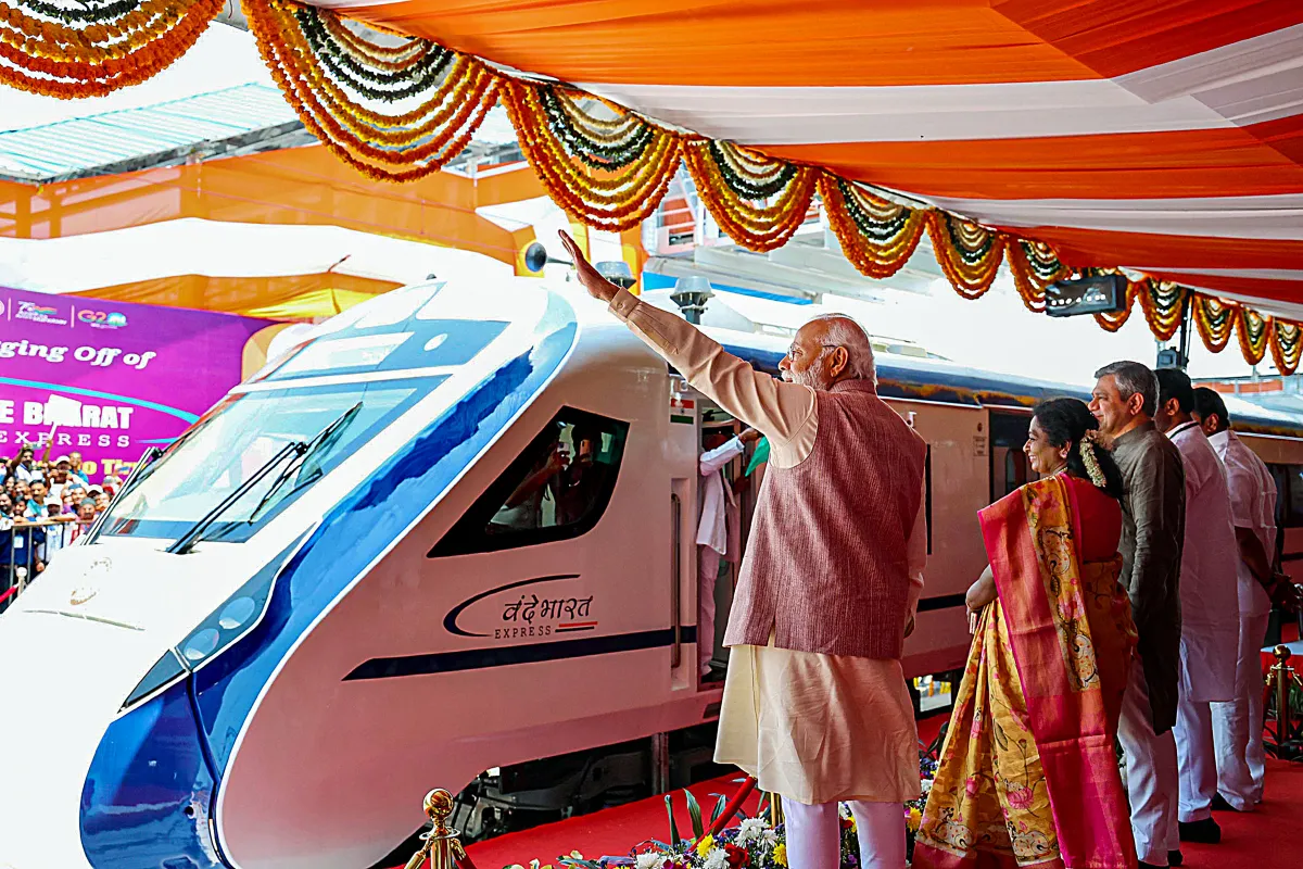 PM Narendra Modi VISIT OF South India Chennai to Coimbatore Vande Bharat Express flagged off- India TV Hindi