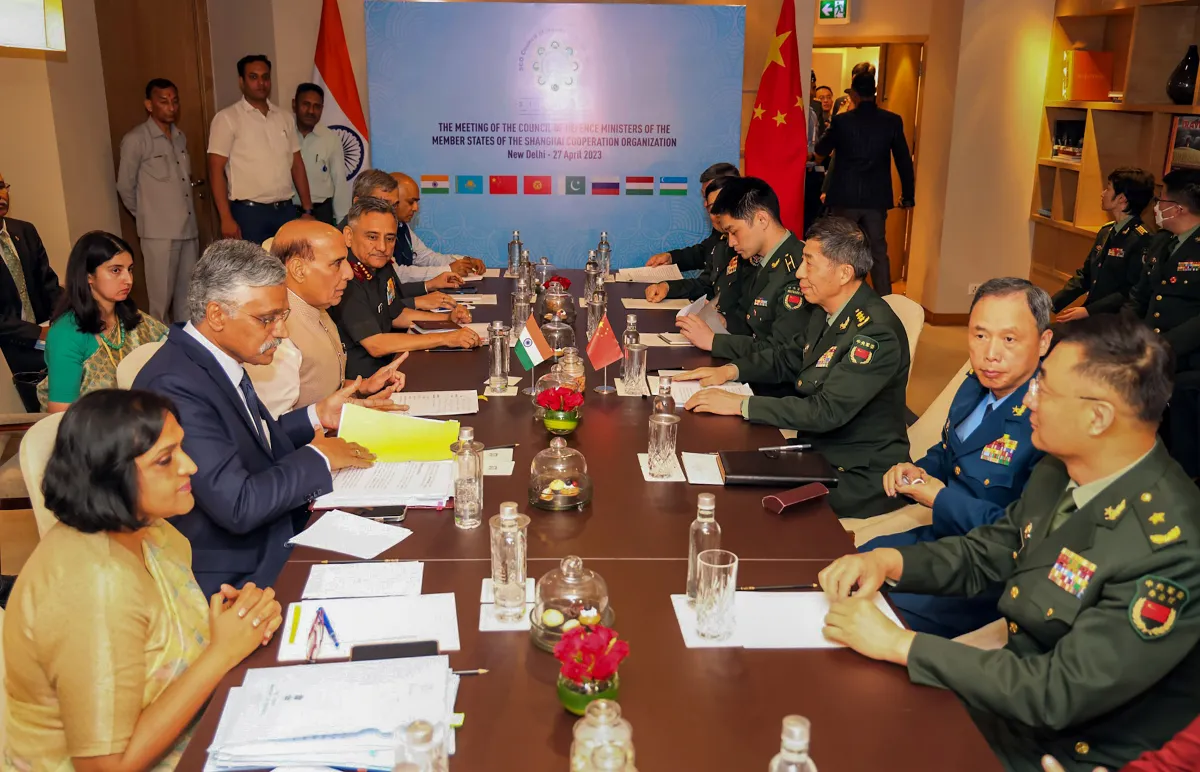 नई दिल्ली में द्विपक्षीय बैठक करते भारत और चीन के रक्षामंत्री- India TV Hindi