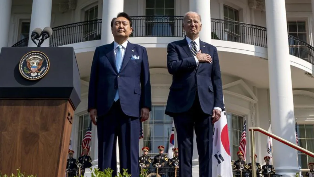 अमेरिका के राष्ट्रपति जो बाइडन (दांए) और उनके दक्षिण कोरियाई समकक्ष यून सुक येओल (बांए)- India TV Hindi
