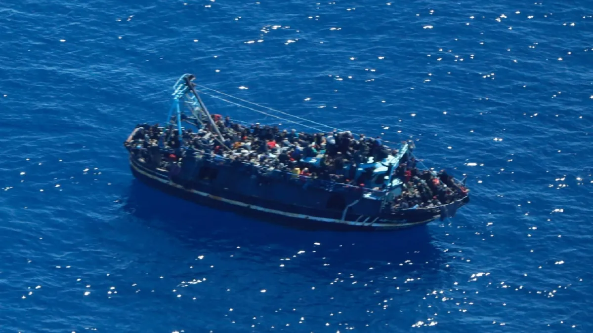 संकट में फंस गई नाव, 400 सवारों को लेकर जा रही थी माल्टा से ग्रीस, फ्यूल खत्म हुआ, कैप्टन भाग निकला- India TV Hindi