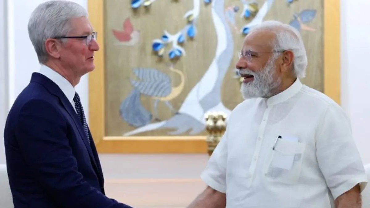 Apple CEO Tim Cook with PM Modi- India TV Paisa