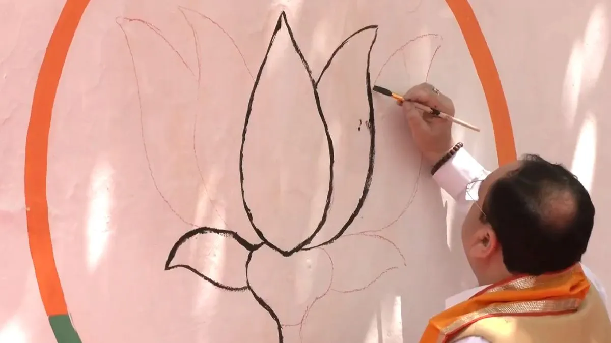 BJP के चुनाव चिन्ह 'कमल' को पेंट करते जेपी नड्डा- India TV Hindi