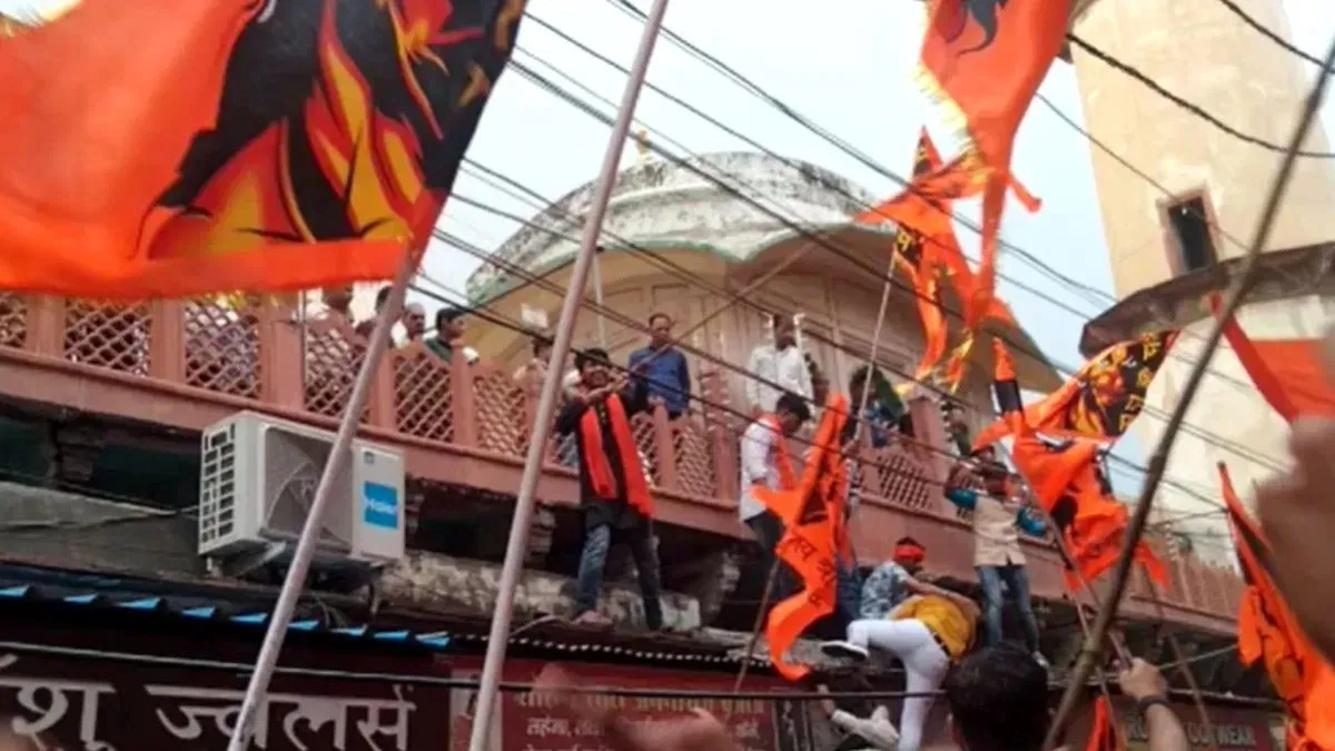 जामा मस्जिद के बाहर की दुकानों पर भगवा झंडा फहराया- India TV Hindi