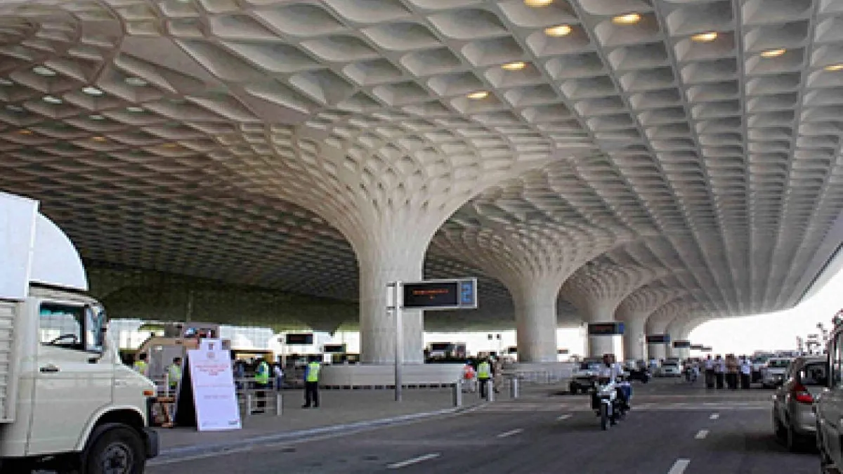 मुंबई एयरपोर्ट से दो विदेशी गिरफ्तार - India TV Hindi