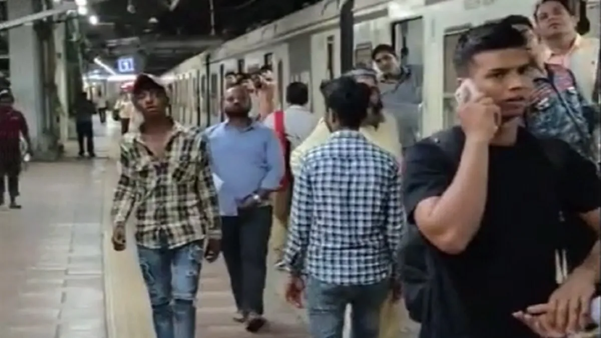 Mumbai Local Drunk Man, Mumbai Local Stopped, Train Stopped Drunk Man- India TV Hindi