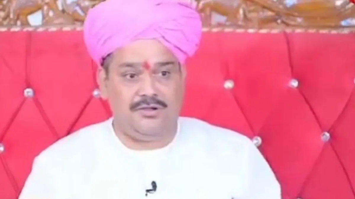 दतिया में पंडोखर महाराज लगाते हैं दिव्य दरबार- India TV Hindi