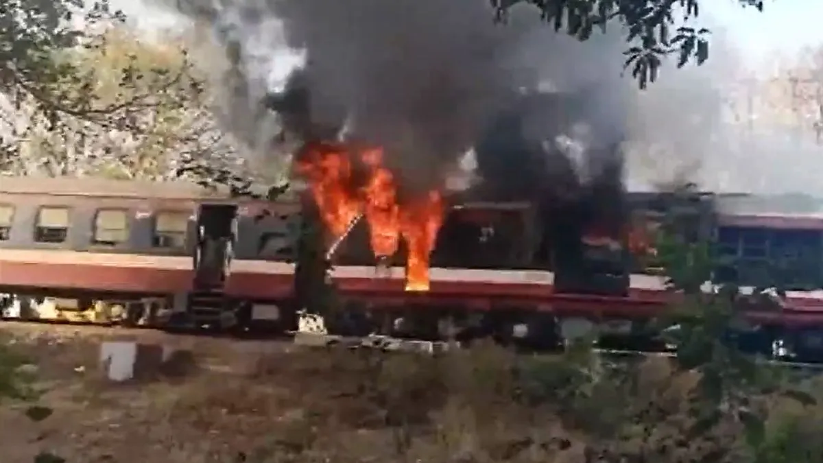 रतलाम-डॉ अंबेडकर नगर डेमू ट्रेन की दो बोगियों में लगी आग- India TV Hindi