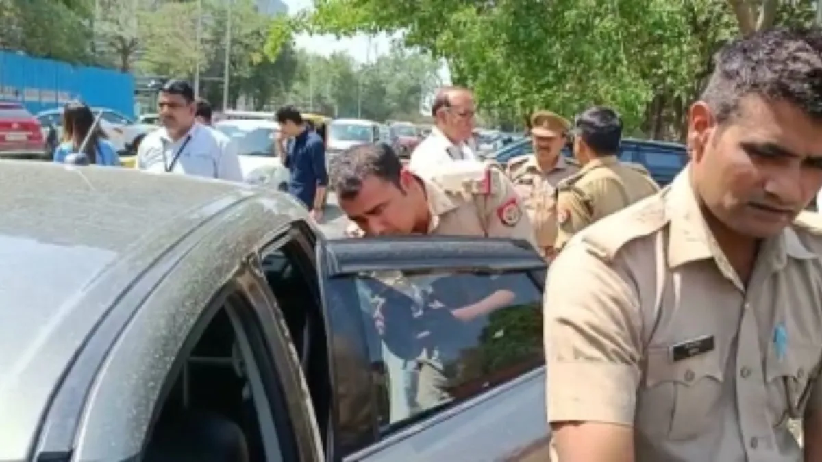 ट्रैफिक पुलिस ने यातायात के नियमों का पालन ना करने वालों के खिलाफ एक्शन लिया।- India TV Hindi
