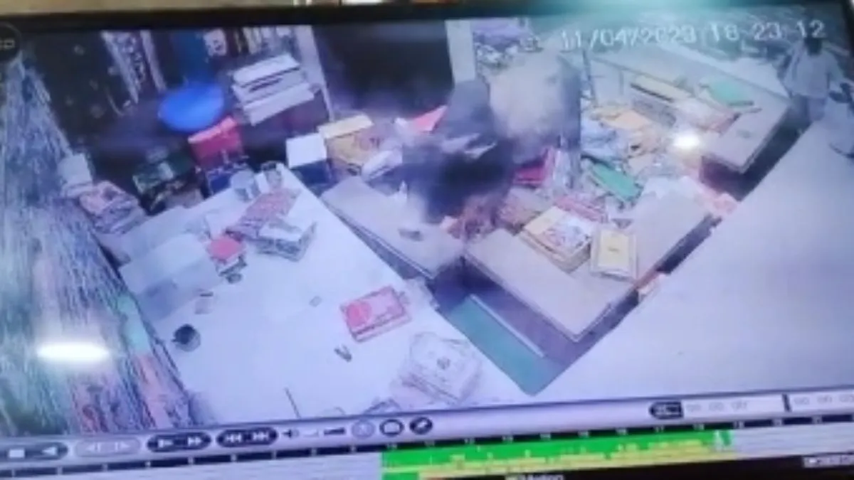 लड़ते-लड़ते सांड घुस गए दुकान में।- India TV Hindi