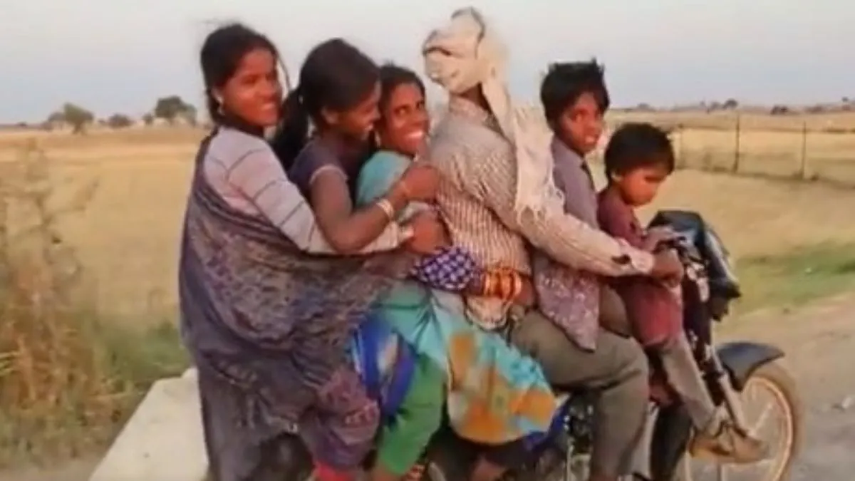 एक ही बाइक पर बैठे 7 लोग।- India TV Hindi