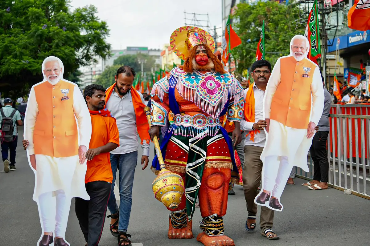 कर्नाटक चुनाव प्रचार में बजरंगबली के वेश में व्यक्ति और साथ में पीएम मोदी का कटआउट- India TV Hindi