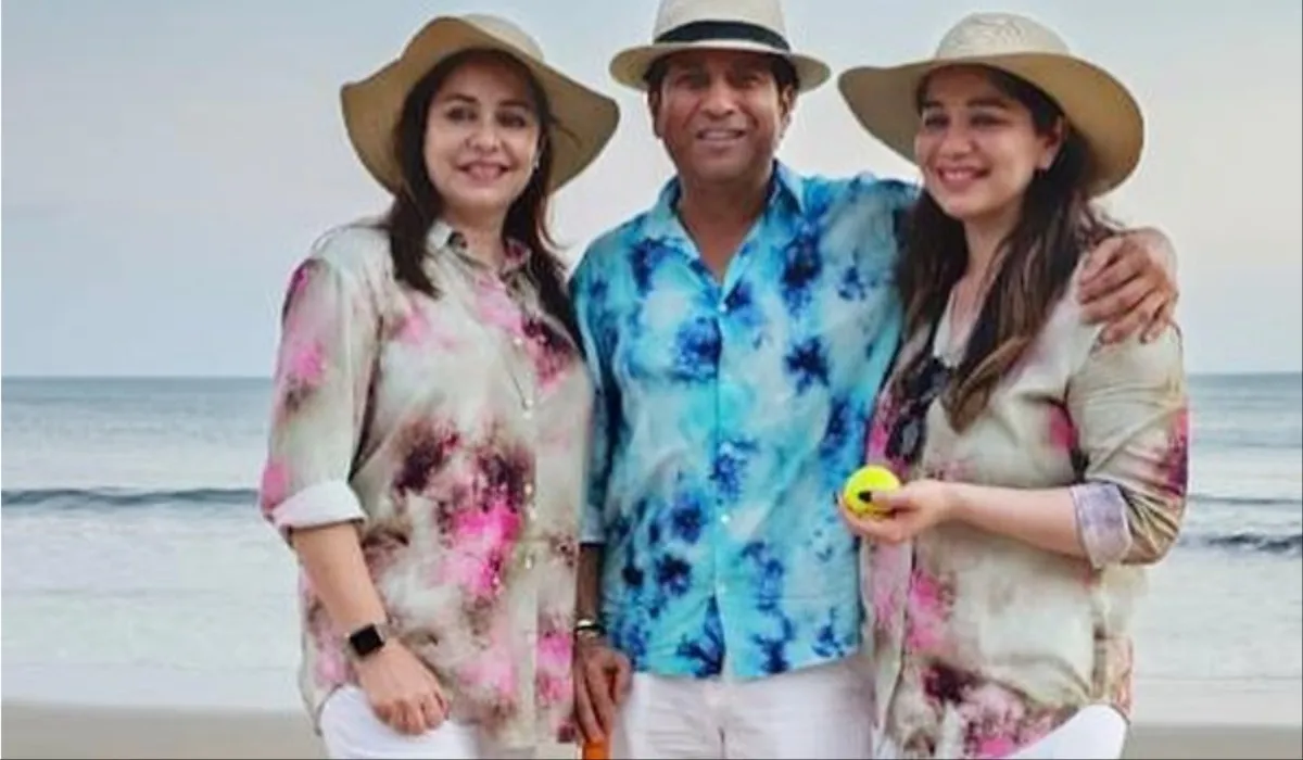 Sara Tendulkar sachin Tendulkar play cricket on beach family pic viral on social media fans ask abou- India TV Hindi