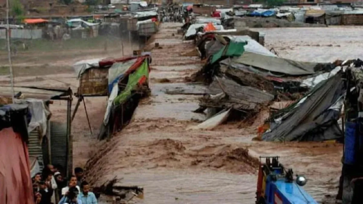 बाढ़ और लैंड स्लाइड बन गई काल, इस देश में 135 लोगों की चली गई जान, कई लापता- India TV Hindi