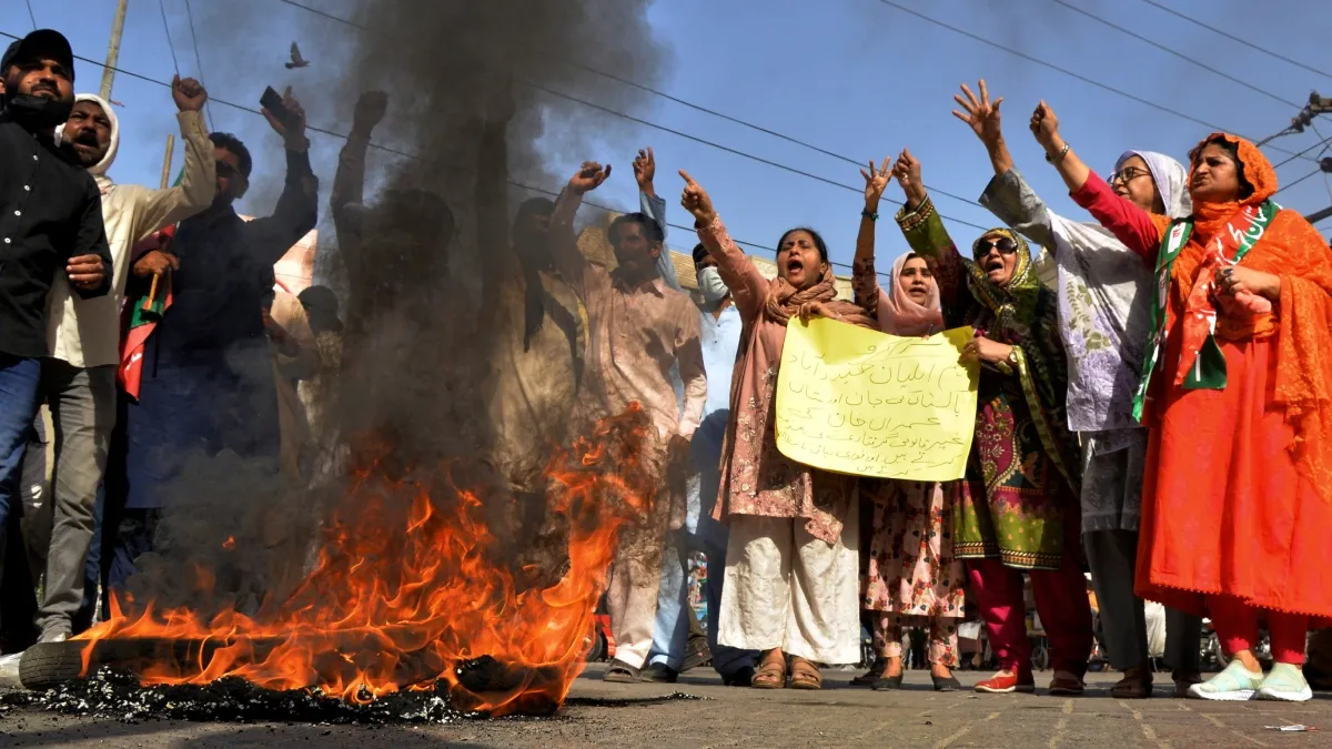 इमरान खान की गिरफ्तारी के बाद सड़कों पर समर्थक- India TV Hindi