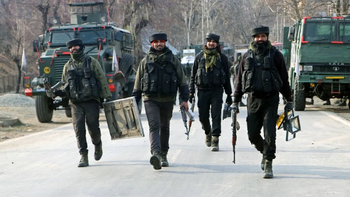 जम्मू-कश्मीर के बारामूला जिले में सुरक्षा बलों और आतंकियों के बीच एनकाउंटर- India TV Hindi