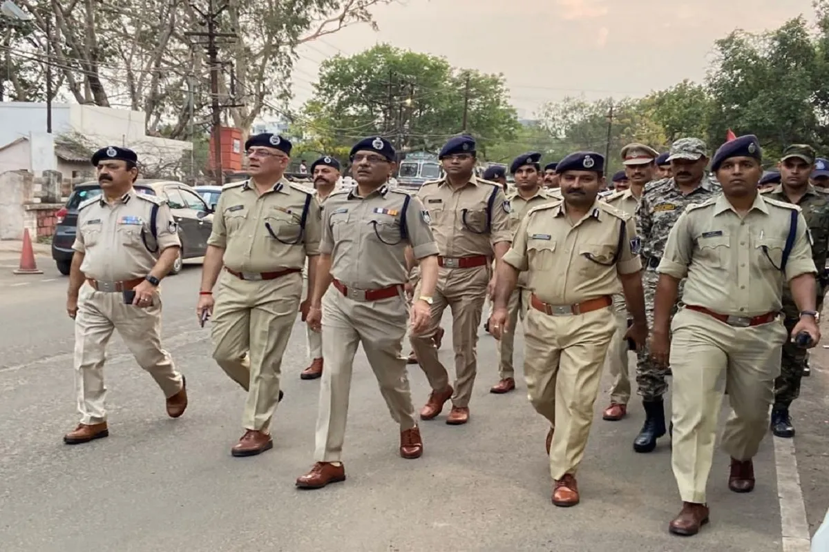 पैदल गश्त पर निकला पुलिस दस्ता- India TV Hindi