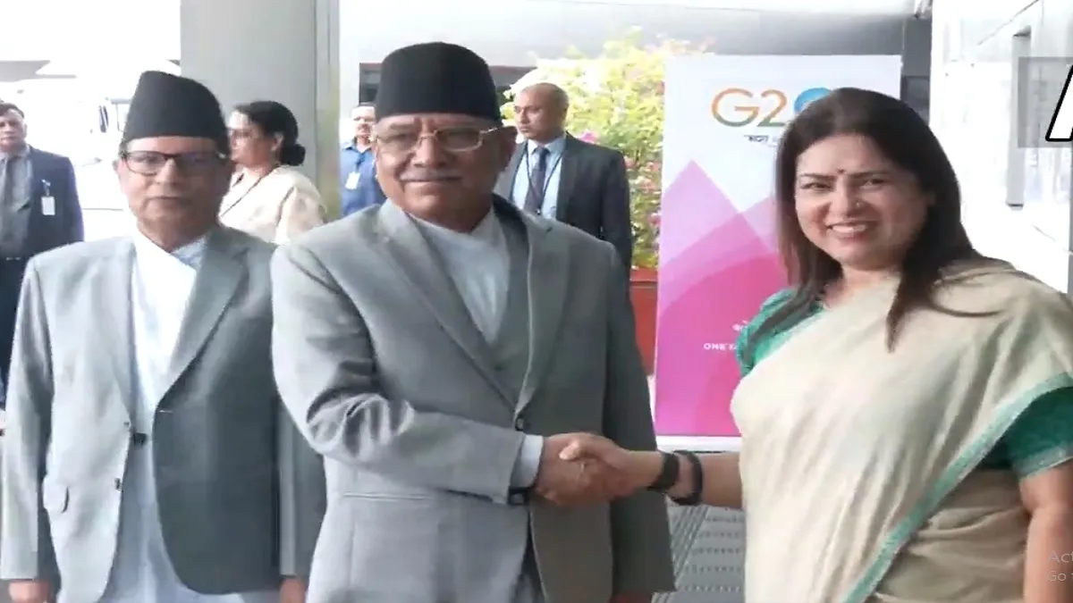 नेपाल के प्रधानमंत्री प्रचंड का स्वागत करती केंद्रीय राज्यमंत्री मीनाक्षी लेखी- India TV Hindi
